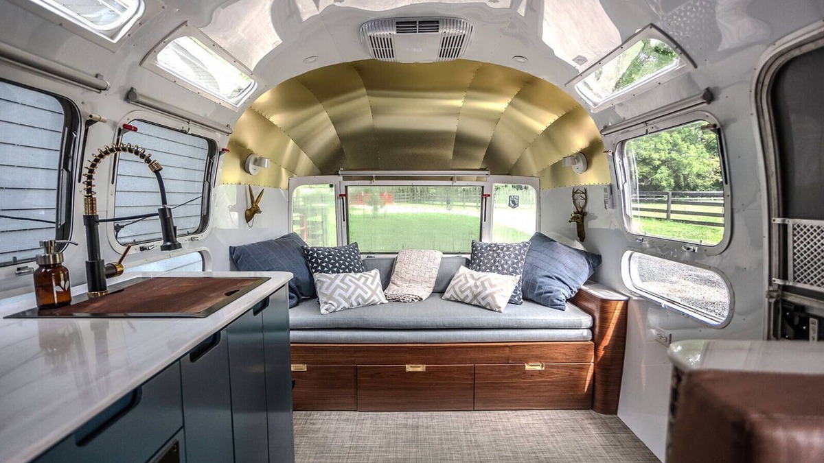 Crestwood House | Cozy Airstream FarmStay in serene Crestwood with WiFi, AC