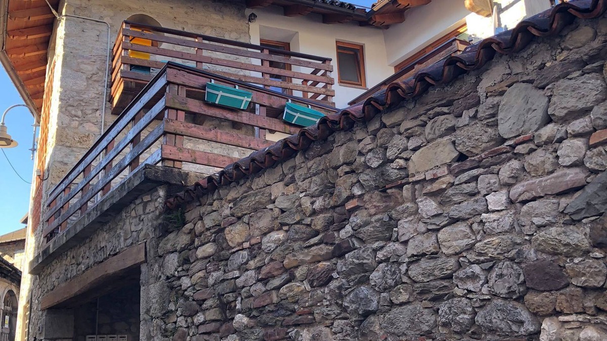Raveo Apartment | Cozy alpine retreat for families and pets allowed.