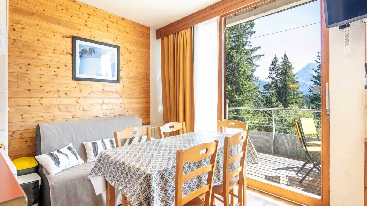Chamrousse Apartment | Cozy Alpine Retreat for 6 guests