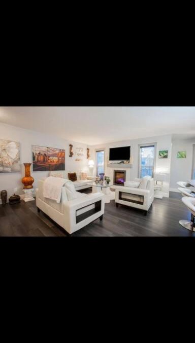 Southwest Edmonton Villa | Cozy and beautiful 3 bedroom house close to lake
