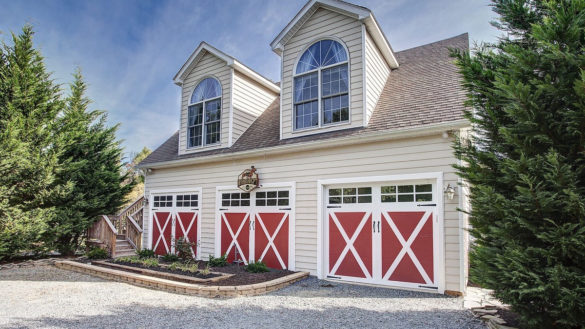 Round Hill Cottage | Cozy and Beautiful Wine Country Cottage! w/Fireplace, Pond, treehouse and more!