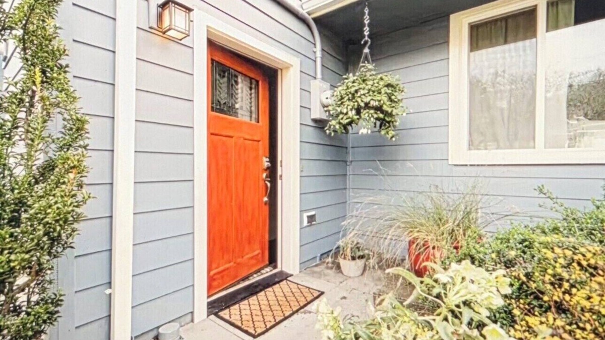 Lake City Apartment | Cozy and bright 1-bedroom apartment in NE Seattle with WiFi, AC and garden view
