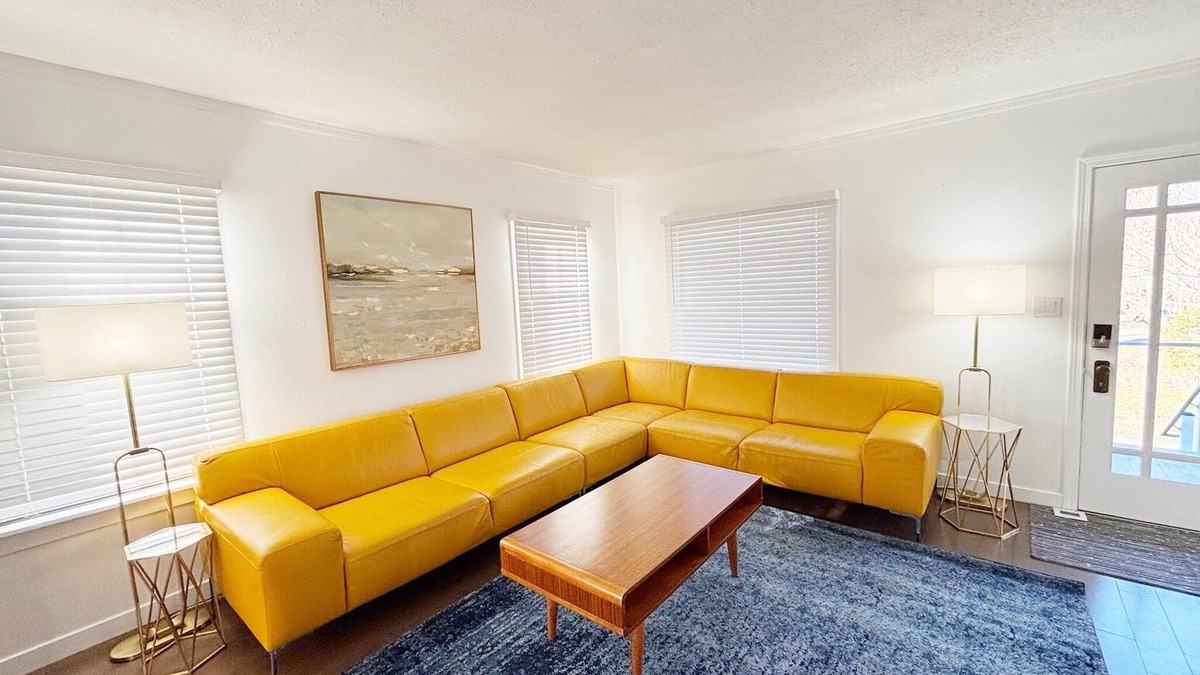 Kent House | Cozy and bright 4-bedroom cottage in Renton