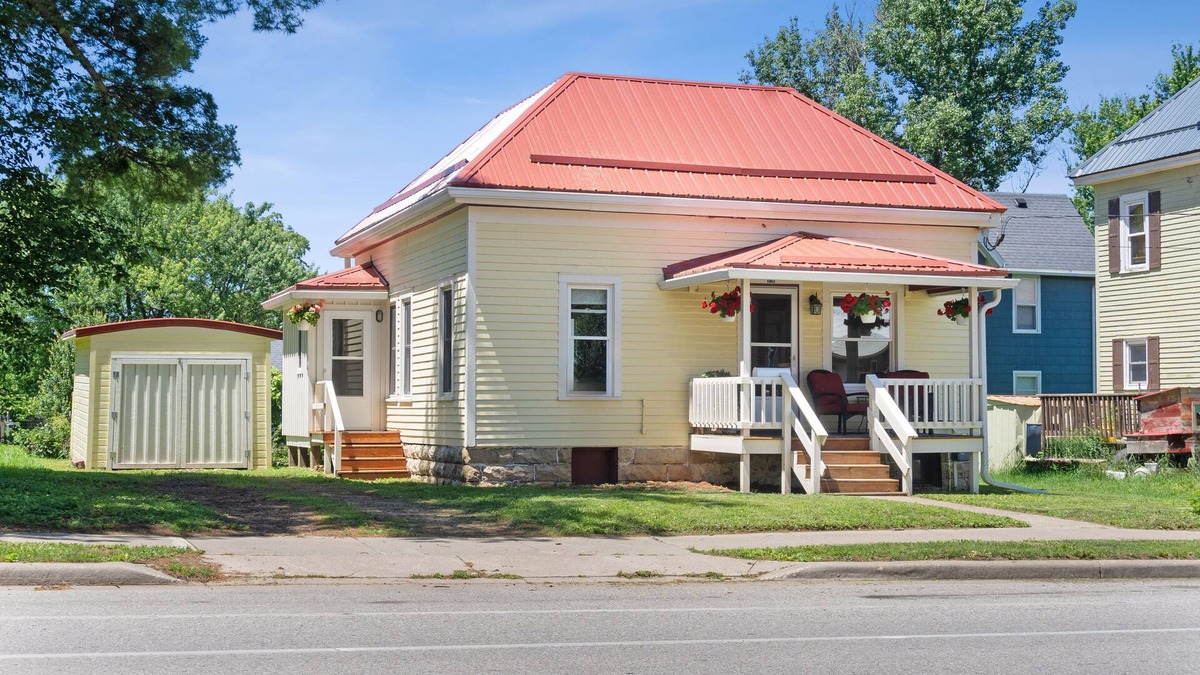 Viroqua House | Cozy and charming. Your home away from home in the heart of Viroqua.
