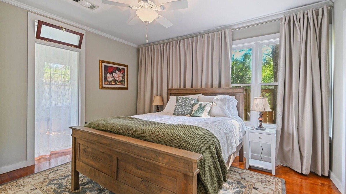 Montgomery House | Cozy and Clean - Best located Old Cloverdale 1BR