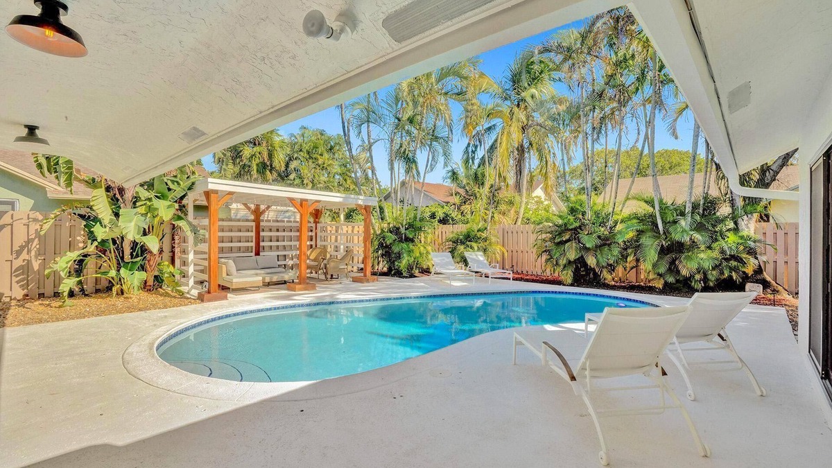 Tropic Palms House | Cozy and comfortable pool house!