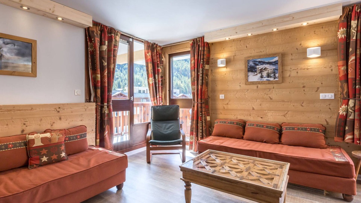 Le Cret Apartment | Cozy and Comfortable Apartment with South Balcony in Val-d'Isère