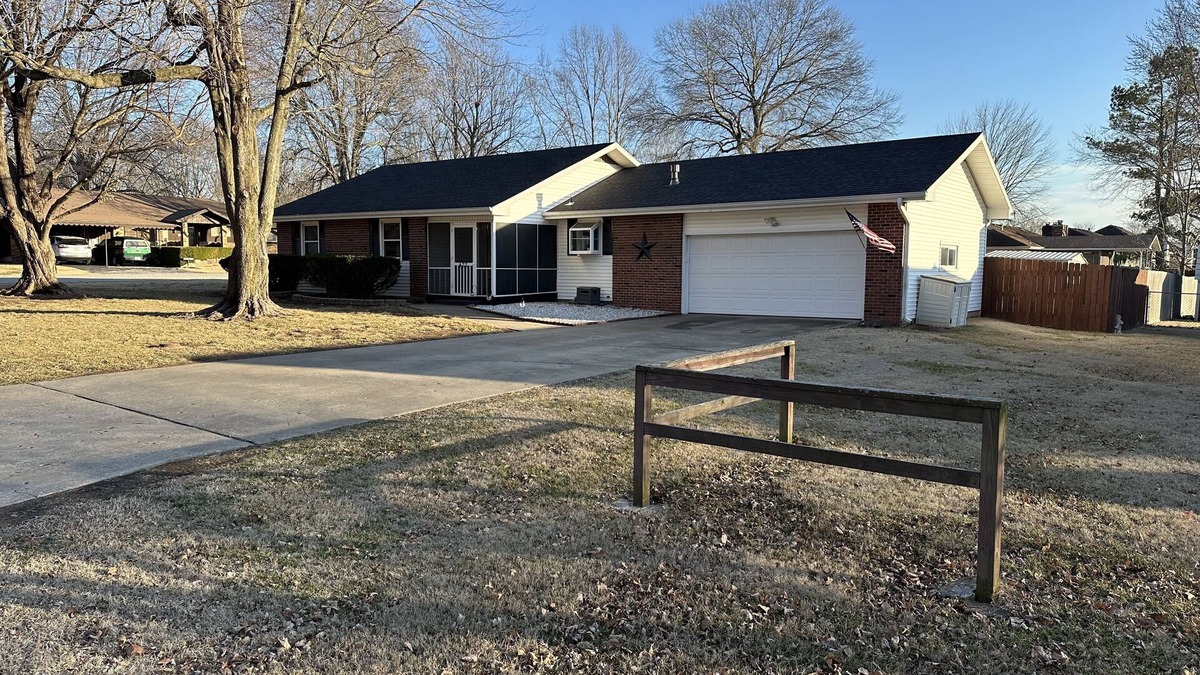 Republic House | Cozy and Comfortable home with easy access to Hwy 60 and Springfield!