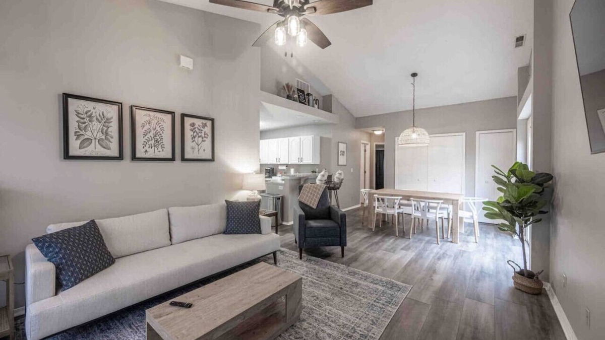 Evansville House | Cozy and Comfortable Charmer