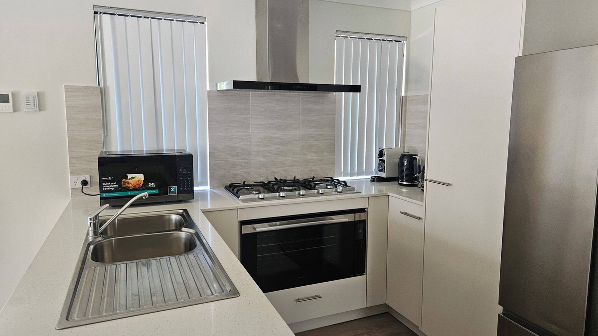 Baldivis House | Cozy and Compact 4-bedroom house with WiFi, AC in charming Rivergums Baldivis
