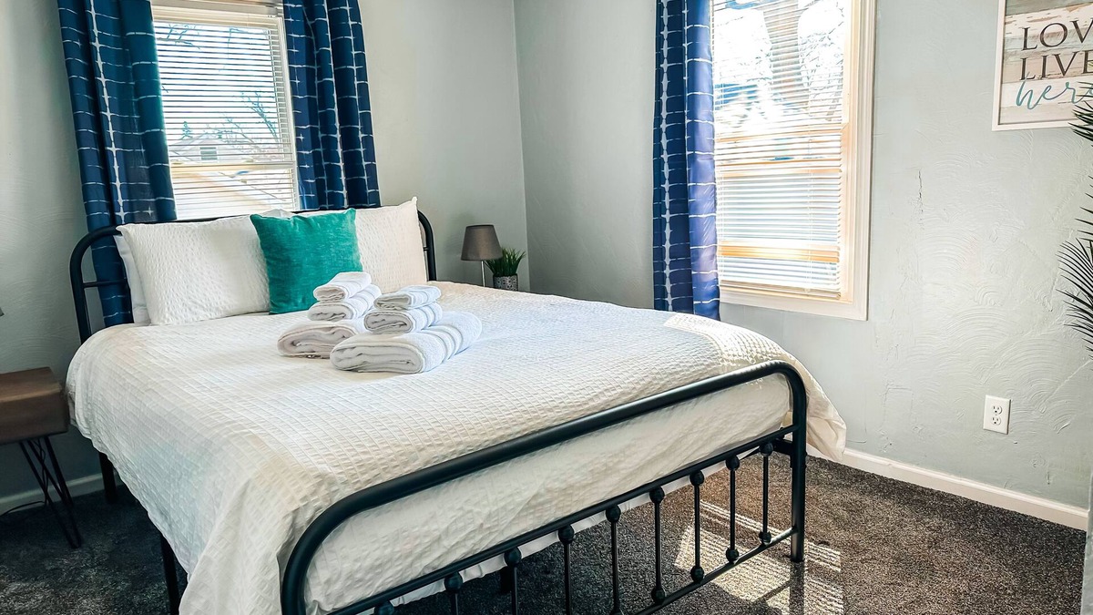 Holland House | Cozy and Convenient 2BR in Prime Central Location
