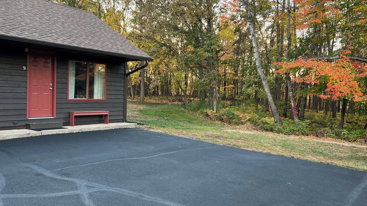 Lake Shore Hotel | Cozy and Efficient Studio Located on Gull Lake Trail!