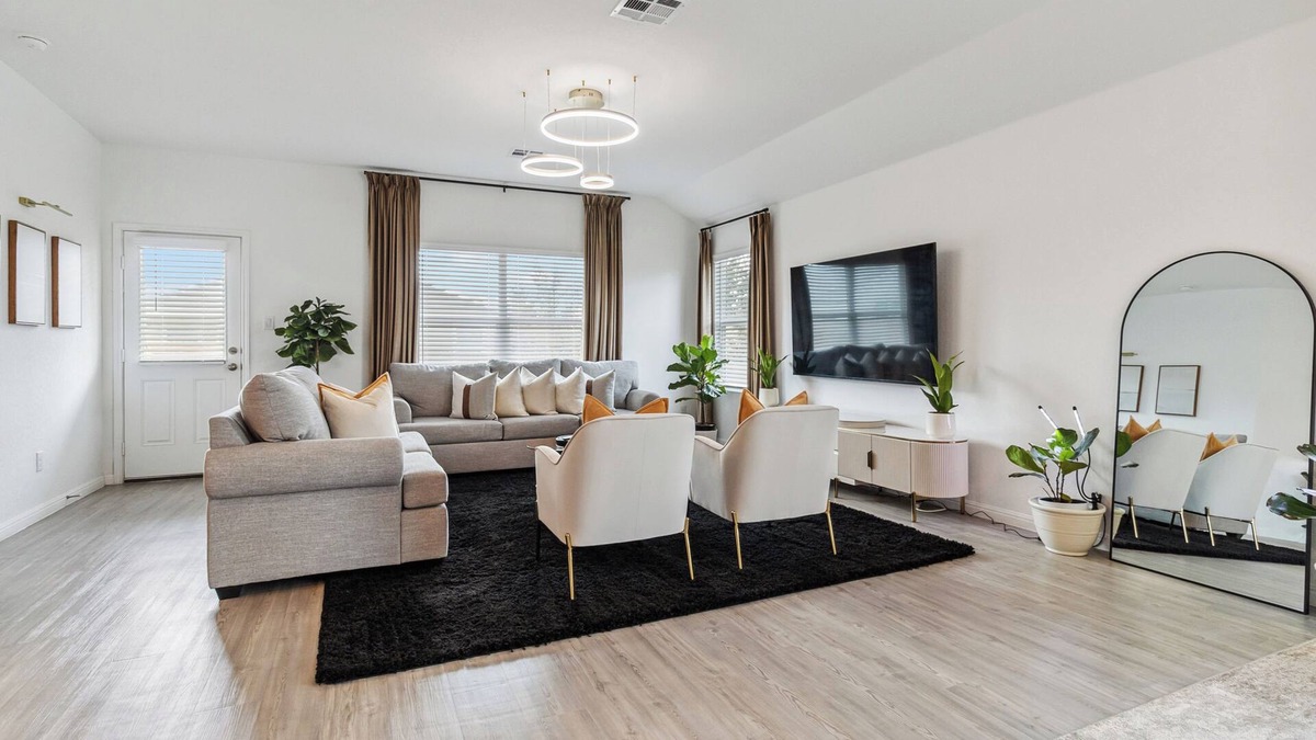 Converse House | Cozy and Modern, 3 bedroom, 2 bathroom Home in Converse, TX/Near San Antonio.