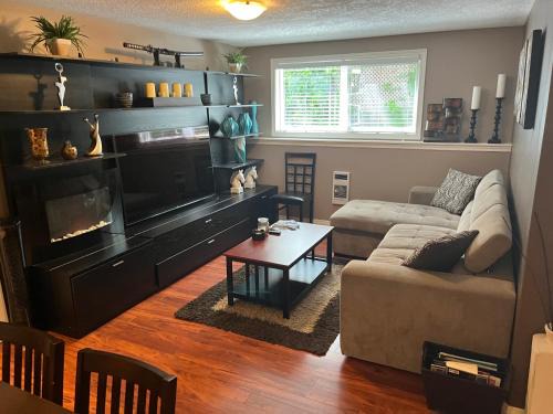 Saanich House | Cozy and modern 3 bedroom in central location!