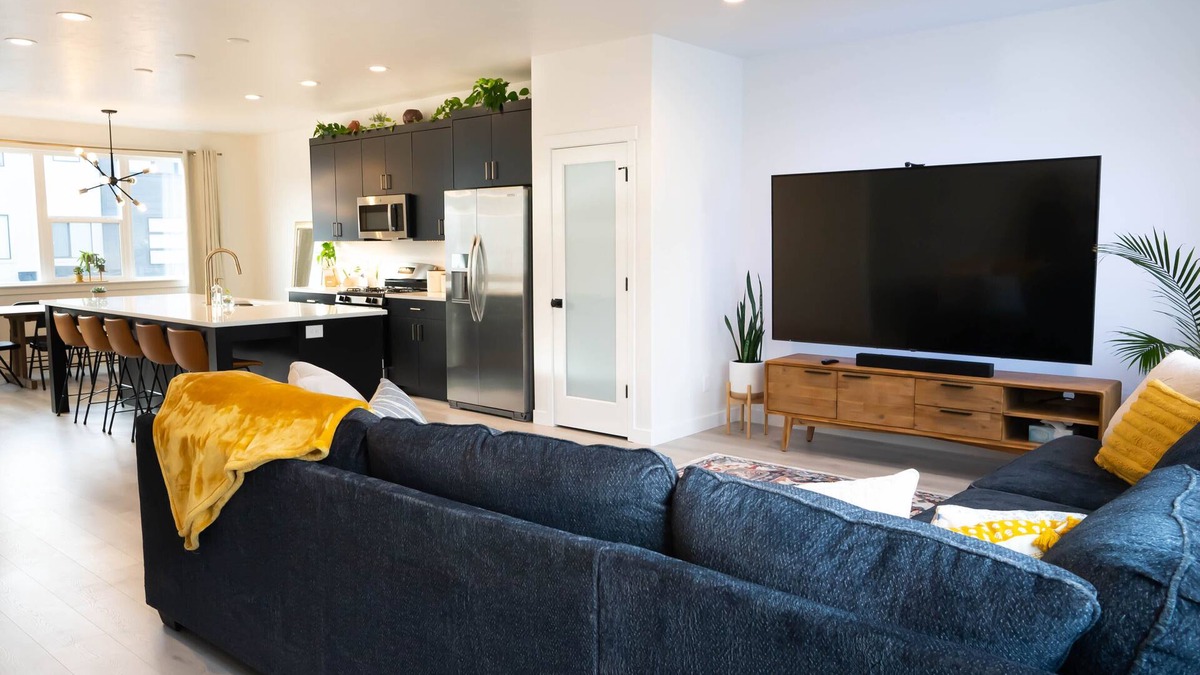American Fork House | ✨Cozy and Modern 4BD Townhome 📺 w/86 inch Television ✨