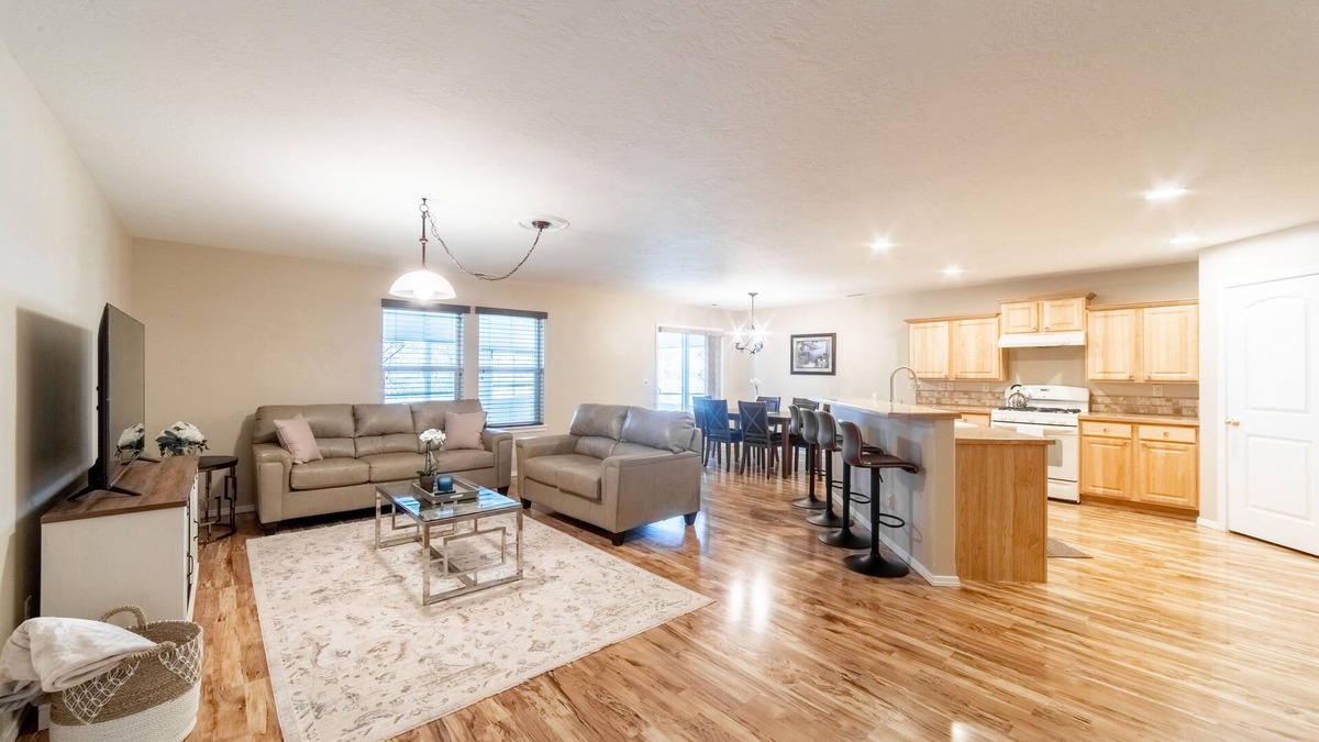 Star House | Cozy and peaceful home. Sleeps 12 , RV side parking , Office space , Sun Room