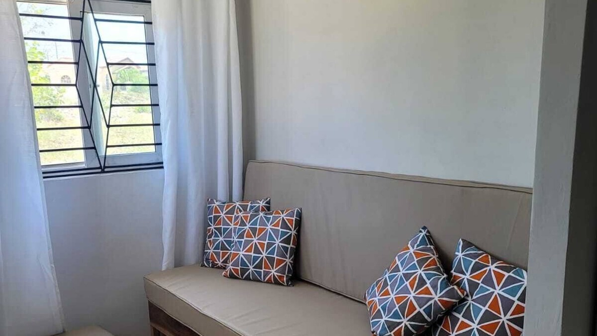 Cave Hill Estate Apartment | Cozy and peaceful wind caressed in the hellshire hills near beach, fish, reggae
