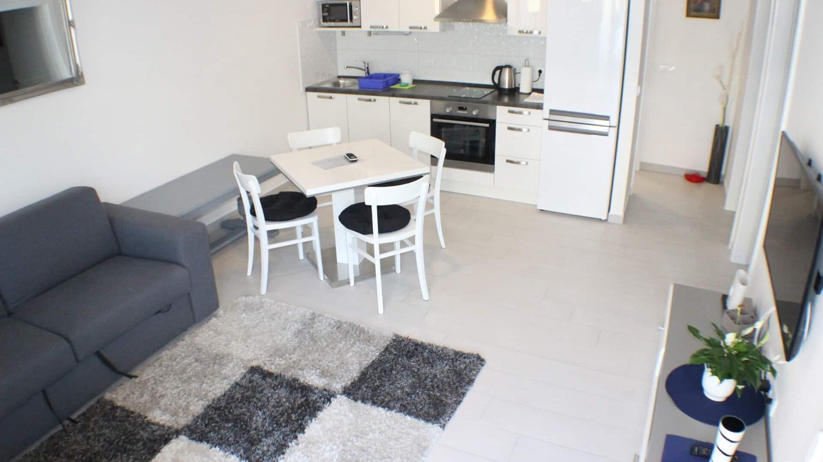 Promajna Apartment | Cozy and pet-friendly 2 bedroom apartment in tourist pearl Promajna, Croatia