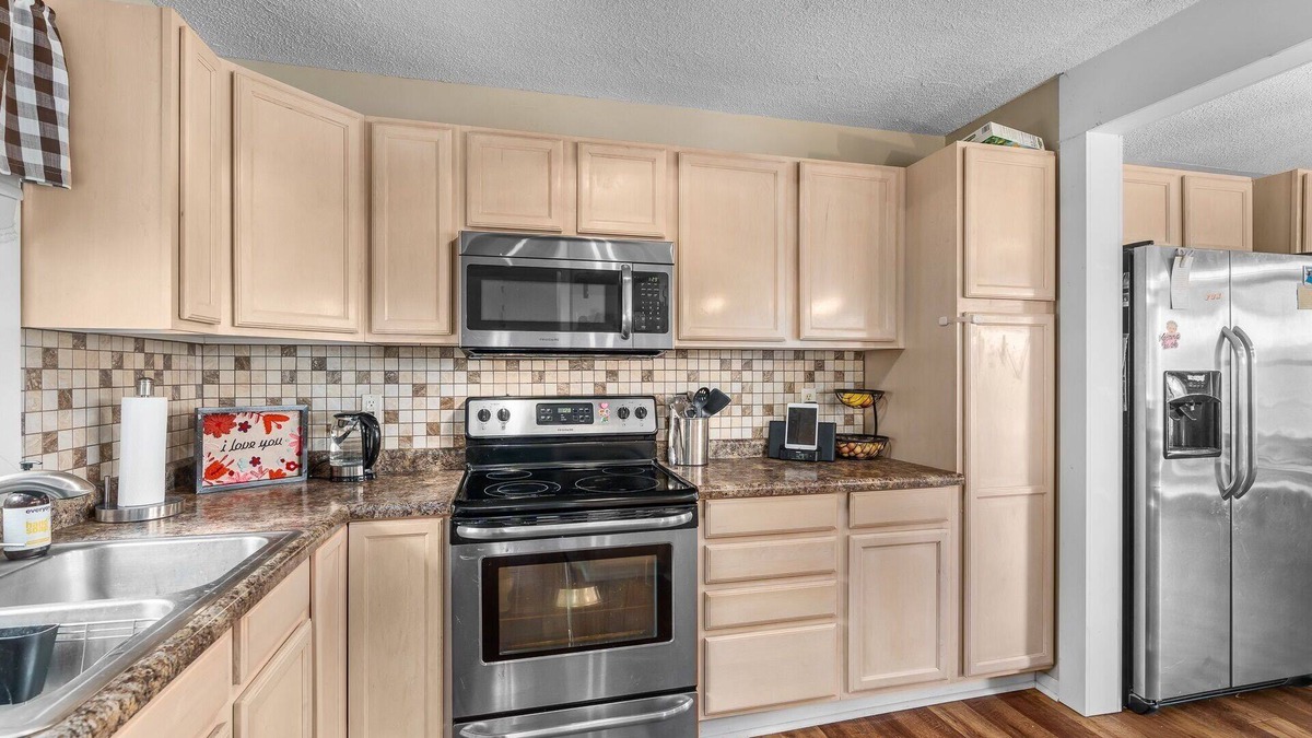 Lakeland House | Cozy and Private 2-bedroom townhome in Lakeland - peaceful nature backdrop!