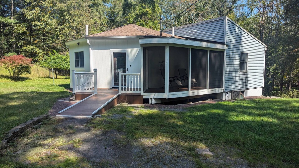 Rowland Cabin | Cozy and private cabin getaway with fireplace
