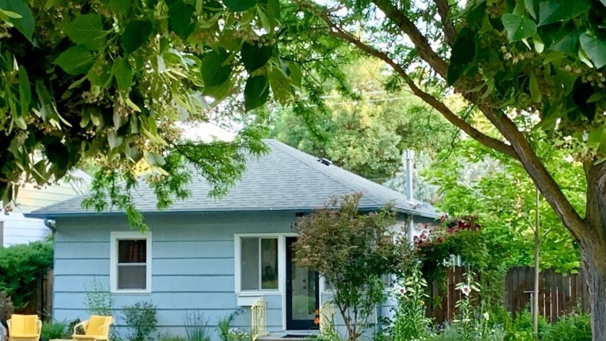 East End House | Cozy and Private East End Downtown Historic Cottage with B Yard, One Bed & Bath