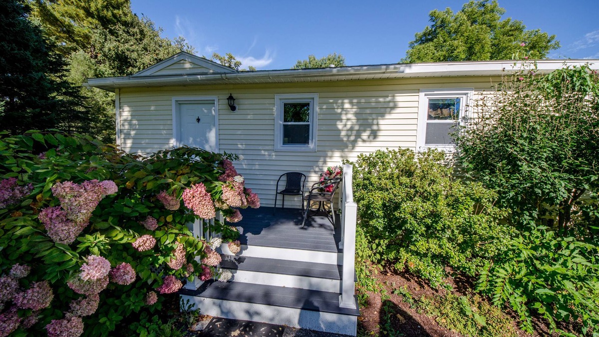 Williamstown House | Cozy and quaint country cottage, walk to downtown Williamstown