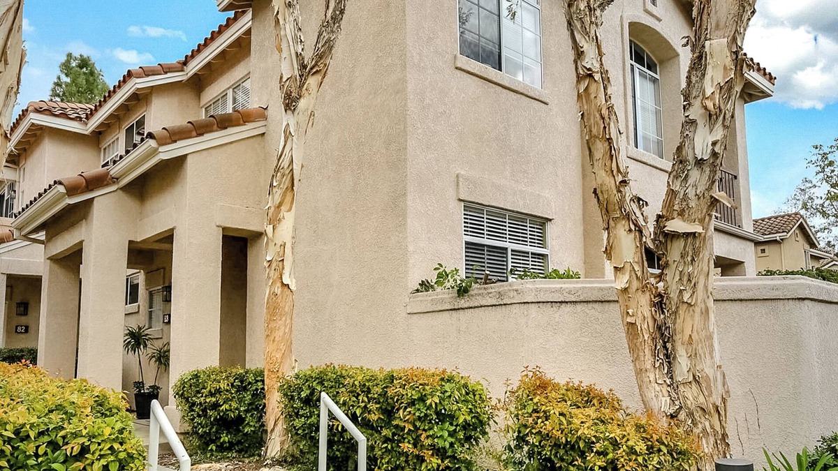 Orange Condo | Cozy and Quiet 2BD Condo in serene Orange. AC, WiFi & Walk to Parks & Shopping