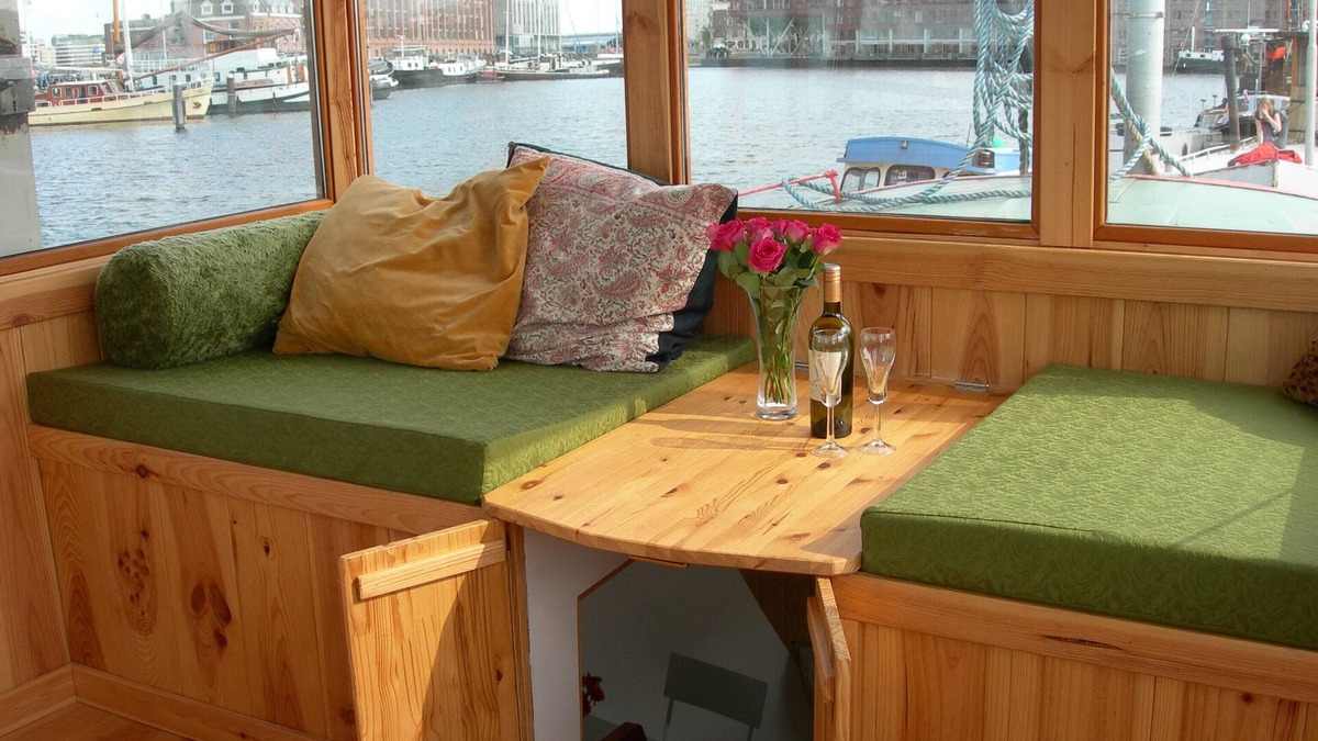 Amsterdam West Boat Rental | Cozy and romantic apartment in captain's steering cabin