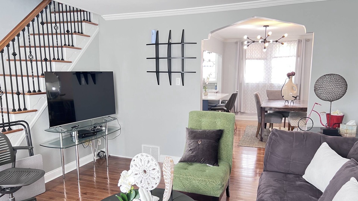 Eastwick House | cozy and stylish! minutes from airport, sports complex and other attractions
