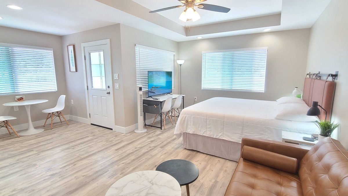Keaau House | Cozy and Modern Style Studio with King Size Bed Free Laundry in HPP