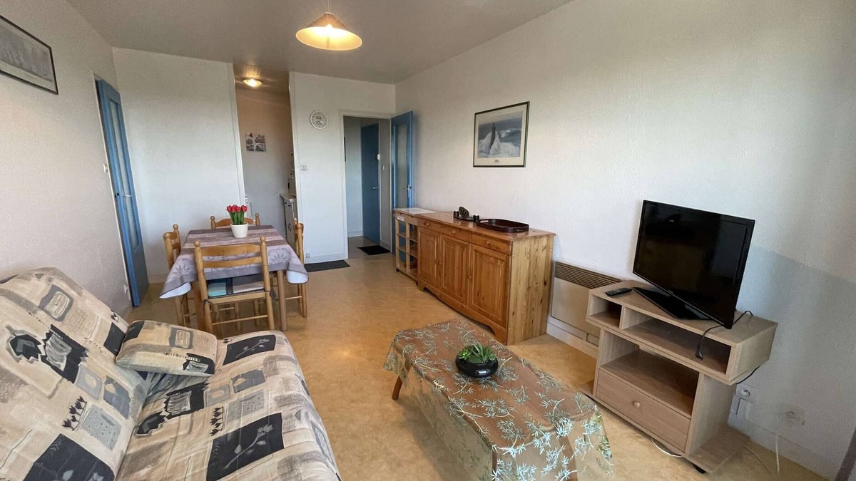 Saint-Hilaire-de-Riez Apartment | Cozy apartment near beach with balcony and sea view
