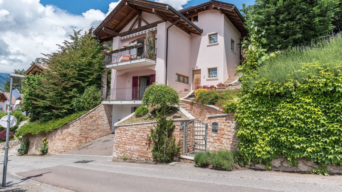 Cagno Apartment | Cozy Apartment "Casa Weekend" with Lake and Mountain Views and Wi-Fi