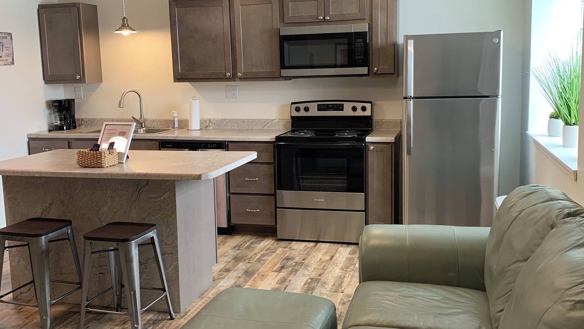 Hannibal Apartment | Cozy apartment close to downtown Hannibal with full kitchen, A/C, and Wi-Fi