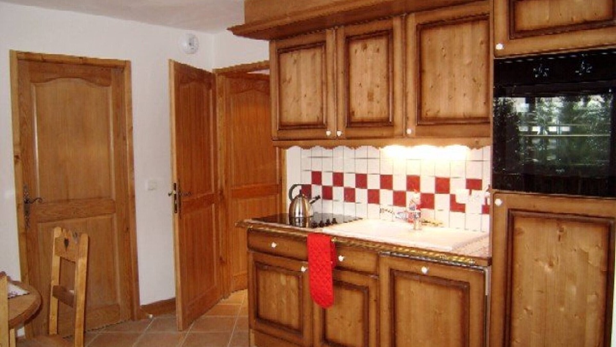 Cohennoz Apartment | Cozy Apartment for 6 with Pool, Balcony, and Private Parking in Crest-Voland