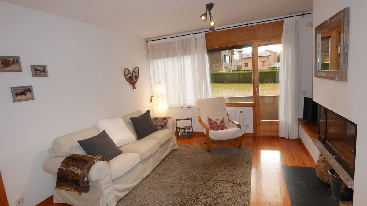 Alp Apartment | Cozy apartment in Alp with garden and parking, 10 minutes from the ski slopes!