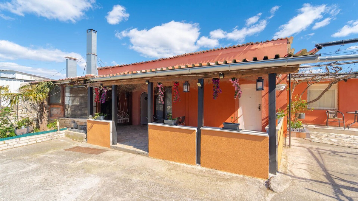Donji Karin Apartment | Cozy apartment in Benkovac with WiFi