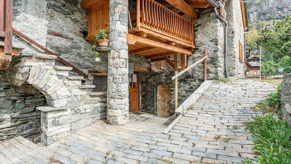 Escarra Apartment | Cozy apartment in Brusson AO with WiFi