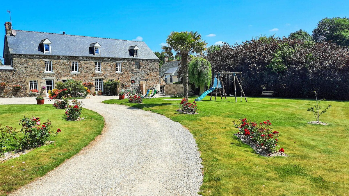 Roz-Landrieux Apartment | Cozy apartment in Roz-Landrieux