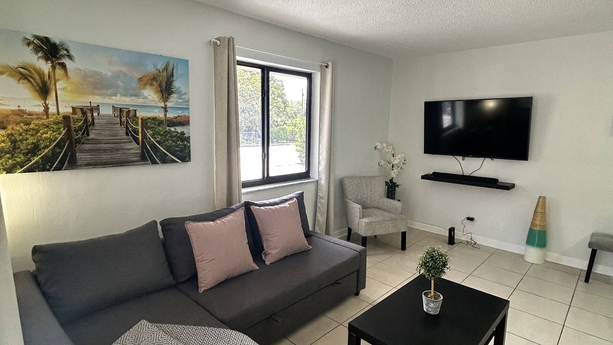 Little Ranches Apartment | Cozy apartment in Hollywood. Ideal Location Near Beach, Shops, and Highways