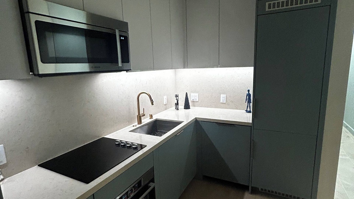 Carthay Circle Apartment | Cozy apartment in LA with WiFi, AC, fitness room sauna steam room sauna and pool
