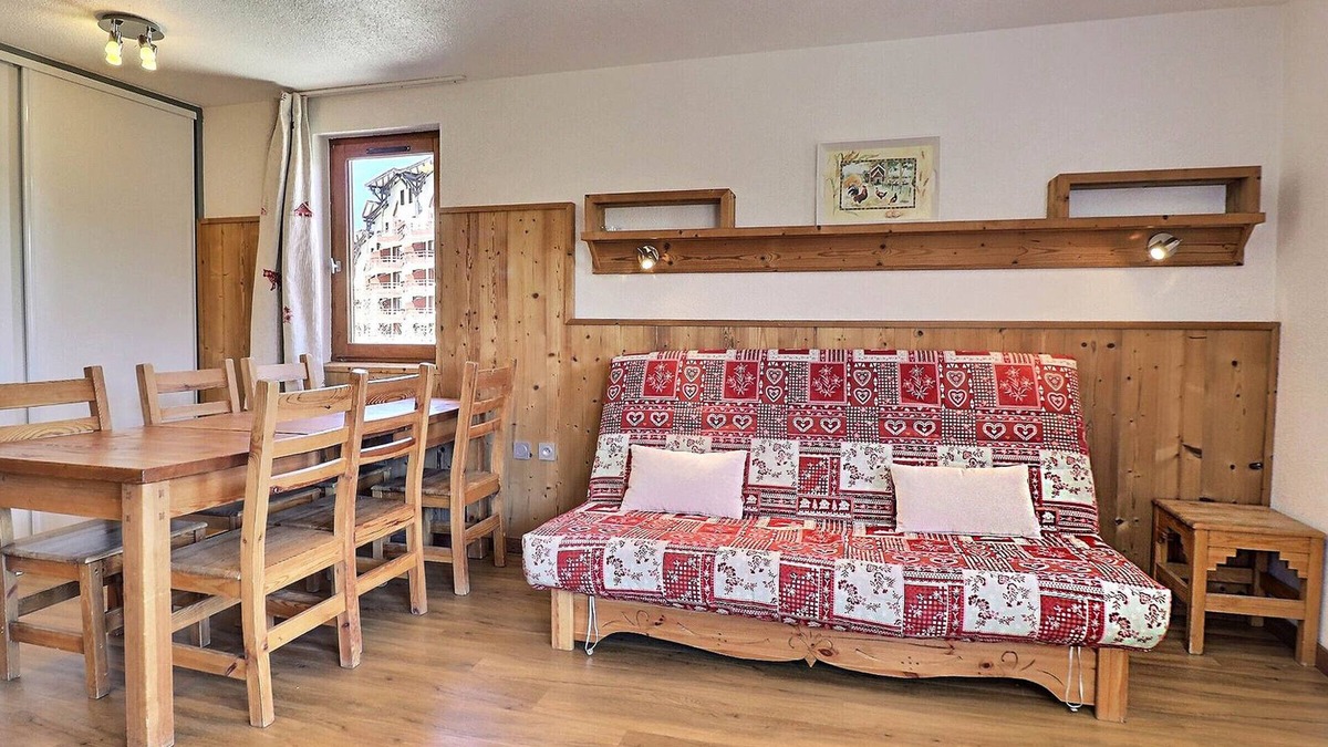La Perriere Apartment | Cozy Apartment in La Tania – Ski-in/Ski-out, Sleeps 6, With Balcony