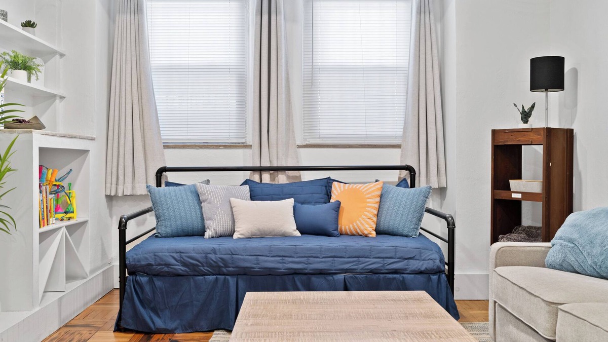 Old Town Triangle Apartment | Cozy Apartment in Lincoln Park