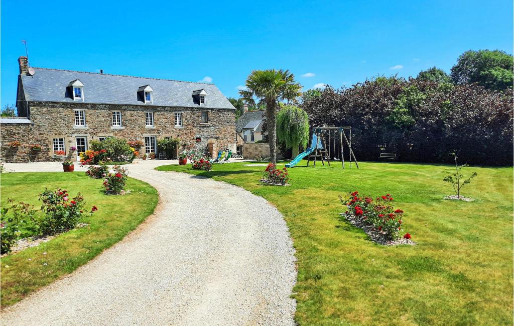 Roz-Landrieux Apartment | Cozy Apartment In Roz-Landrieux