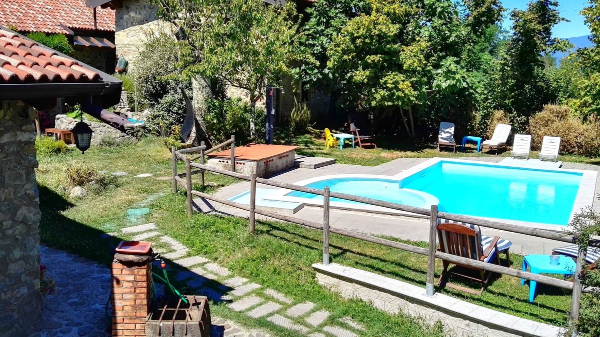 Mulazzo Apartment | Cozy apartment in small hamlet, with pool and views of the Apuan Alps