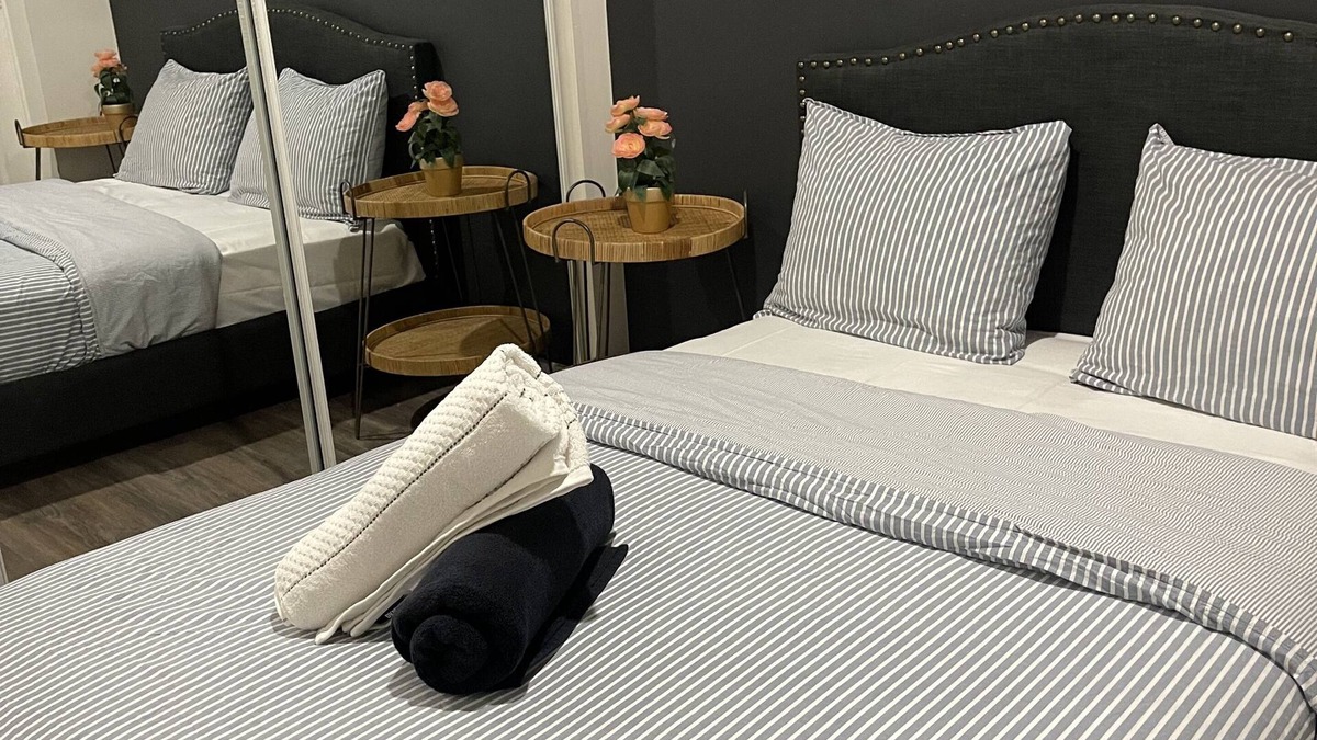 Griffintown Apartment | Cozy apartment in the heart of downtown Montreal - À la rue Peel