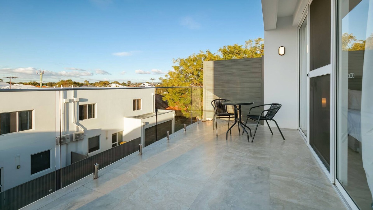 Belmont Apartment | Cozy Apartment Near City and Airport