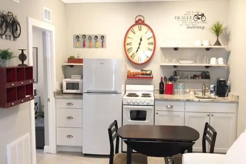 Downtown Dunedin Apartment | Cozy Apartment Overlooking Downtown and Park NO KIDS, NO PETS
