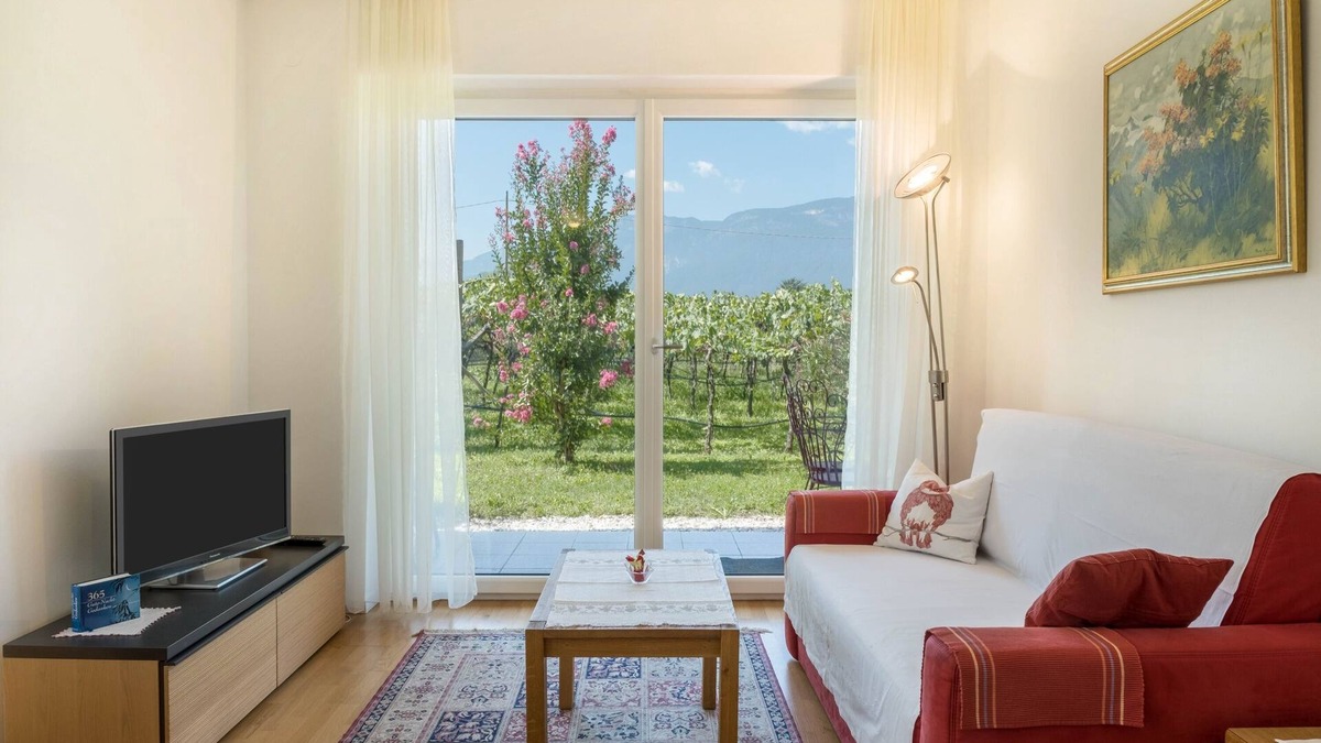 Gries - Quirein Apartment | Cozy Apartment “Urbanhof - Juzer” with Mountain View, Wi-Fi & Balcony