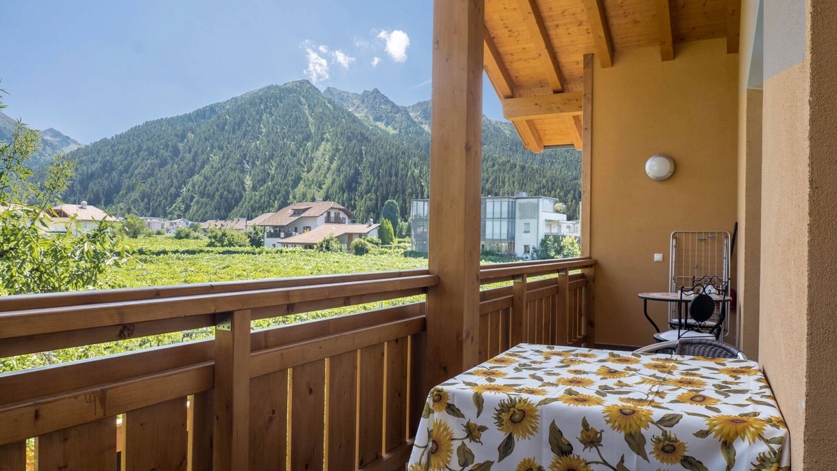 Gries - Quirein Apartment | Cozy Apartment “Urbanhof - Magdalena” with Mountain View, Wi-Fi & Balcony