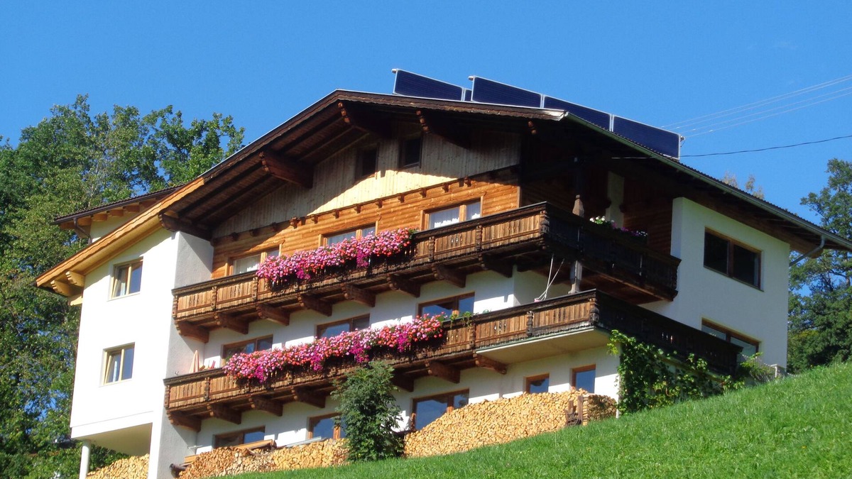 Stummerberg Apartment | Cozy apartment with a fantastic view of the Zillertal mountains